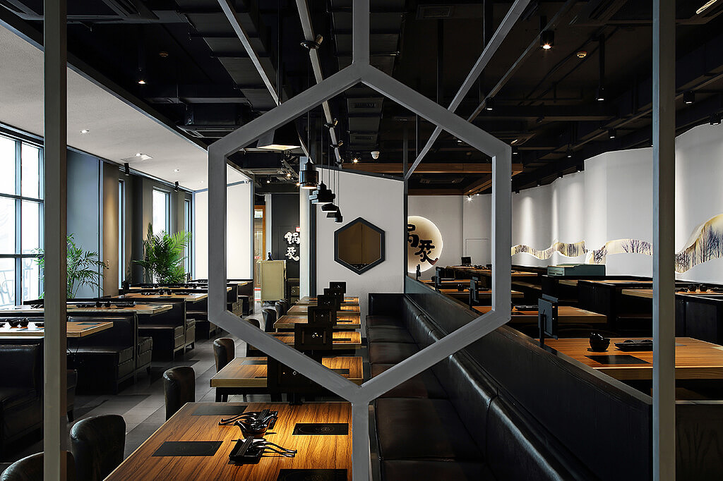 “锅烎火锅店”成都连锁品牌火锅店|谭鸭血设计公司（图ZMTU4MTczMzA4） - 家装设计 - 站酷设计师火锅店装修设计A原创素材 - 站酷ZCOOL