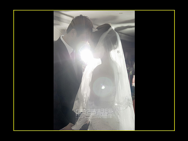 发现瞬间的感动,轻轻记录下您的婚礼的每一个细节——皮革橙影像与平面设计。