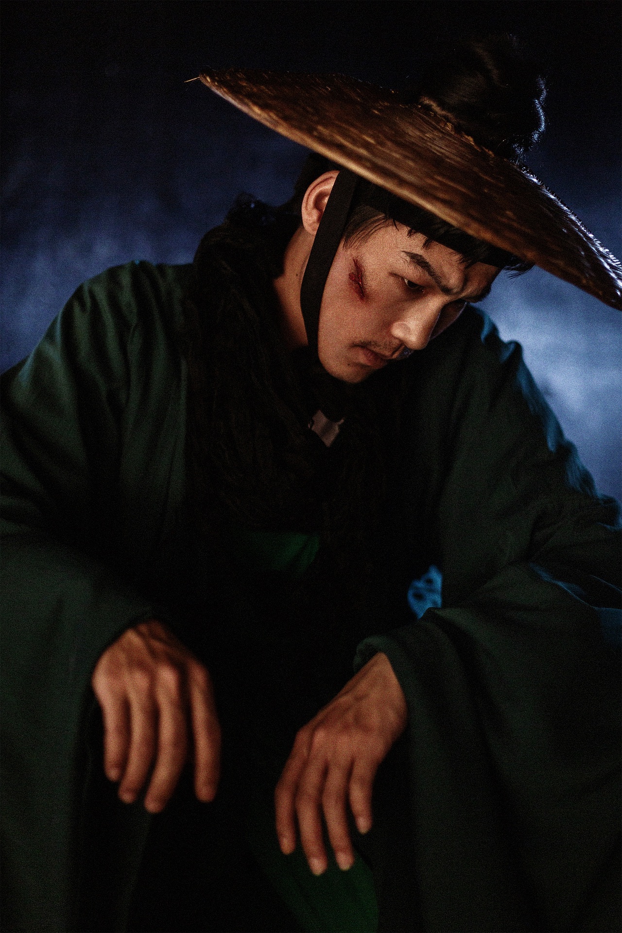 这个硬汉被揍的不轻