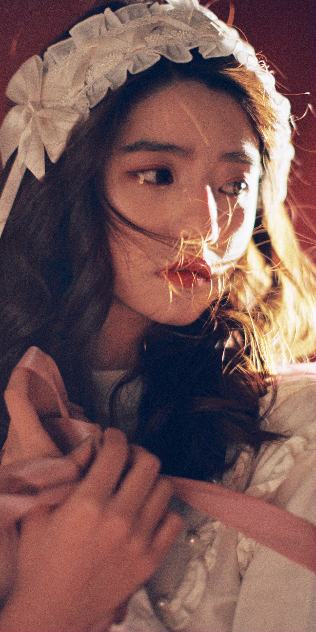 她带着浪漫走来