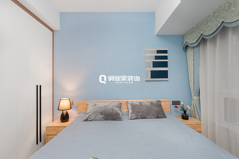 设计师考虑到未来的规划，为其保留了一件卧室作为儿童房使用，浅蓝色的墙面天真而烂漫。如果恰逢家里有客人，也可以充当临时客房使用。