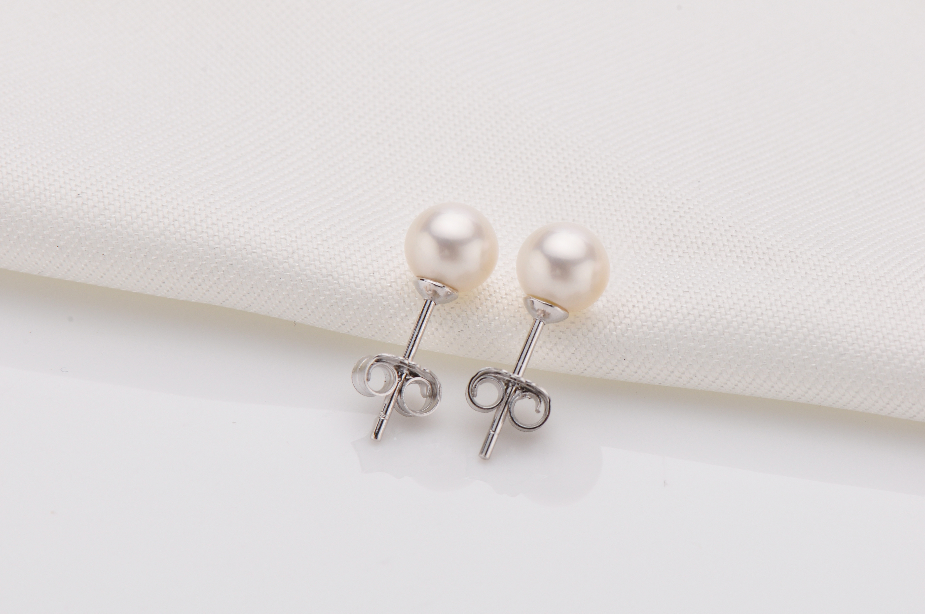 珍珠小耳钉产品摄影
