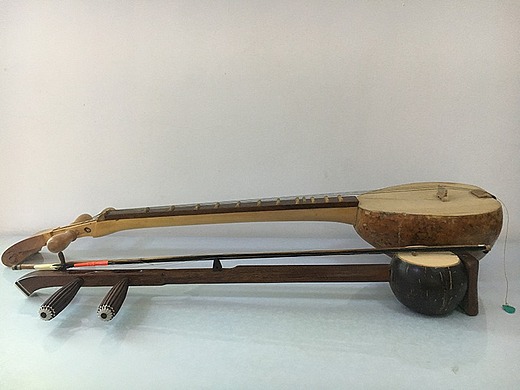 自制板胡和土琵琶