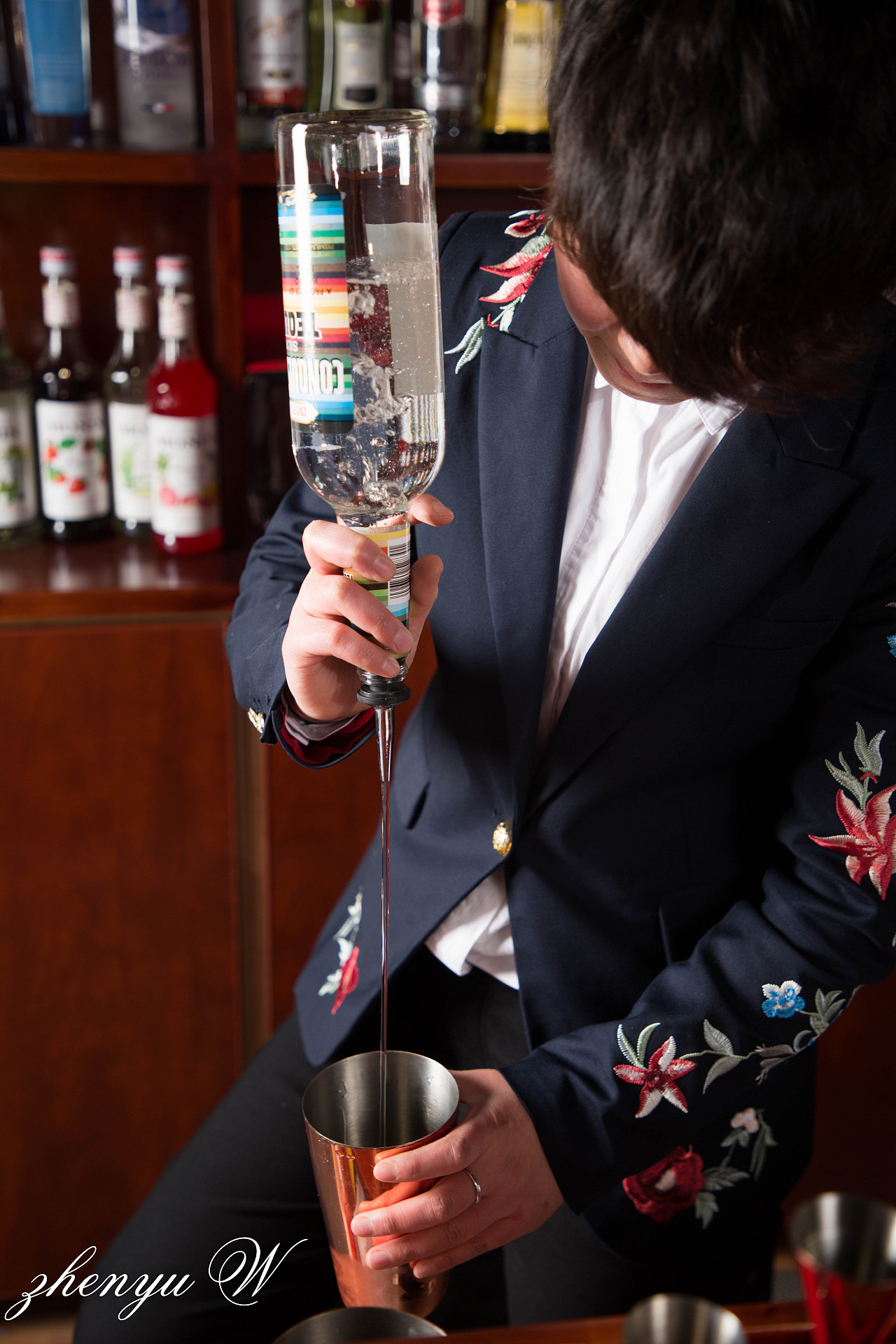 花看半开,酒饮微醺,若即若离,似远还近.