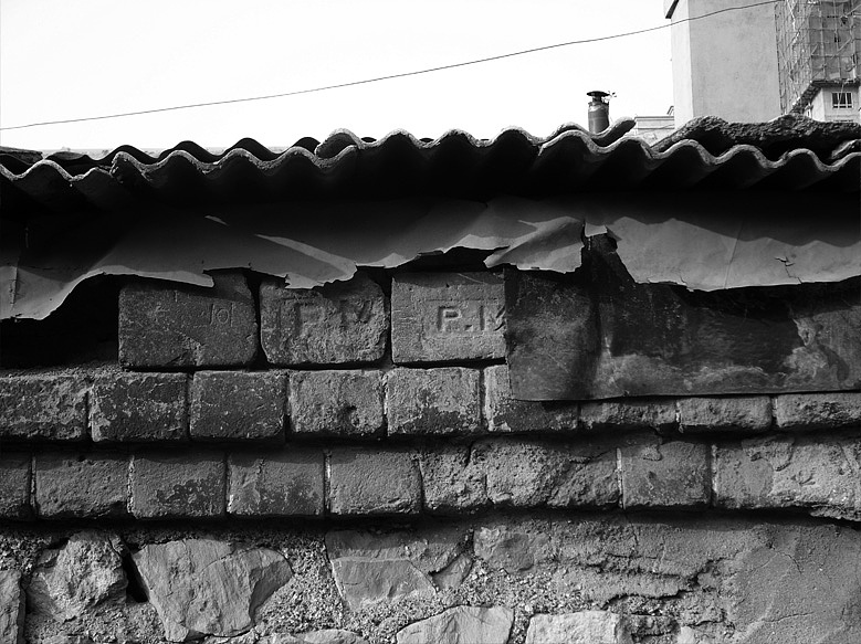 到1911年底京奉铁路全线真正贯通之时,清廷已经灭亡。民国时期京奉铁路仍为国有,民国初期隶属交通部,国民政府统治时期隶属铁道部。1921年一直修到1930年3月19日,中国设计师杨廷宝主持设计的北宁铁路终点站落成,称辽宁总站(今沈阳老北站)。至此,京奉铁路完整地呈现在世人面前。据此推算我国最早的京奉铁路800多公里整整修了53年 。