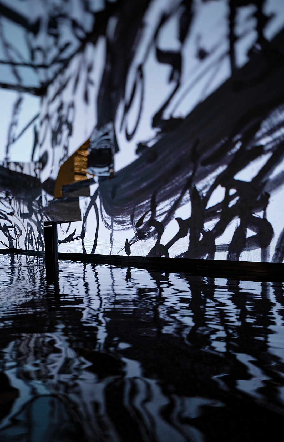 盈·造 Creativity
二人的创作,就在建筑与自然、设计与美学、统一与变化、平衡与放空,“不必去设计造型,而是去打造生活。”
于是他们将东方艺术与西方文化在交错的时空中碰撞,好设计、好产品、好工艺,通过对密度和节奏的把握,让其生出共性之美,步入的观者在那种朦胧含蓄的张力中,去感受空间的无限可能。