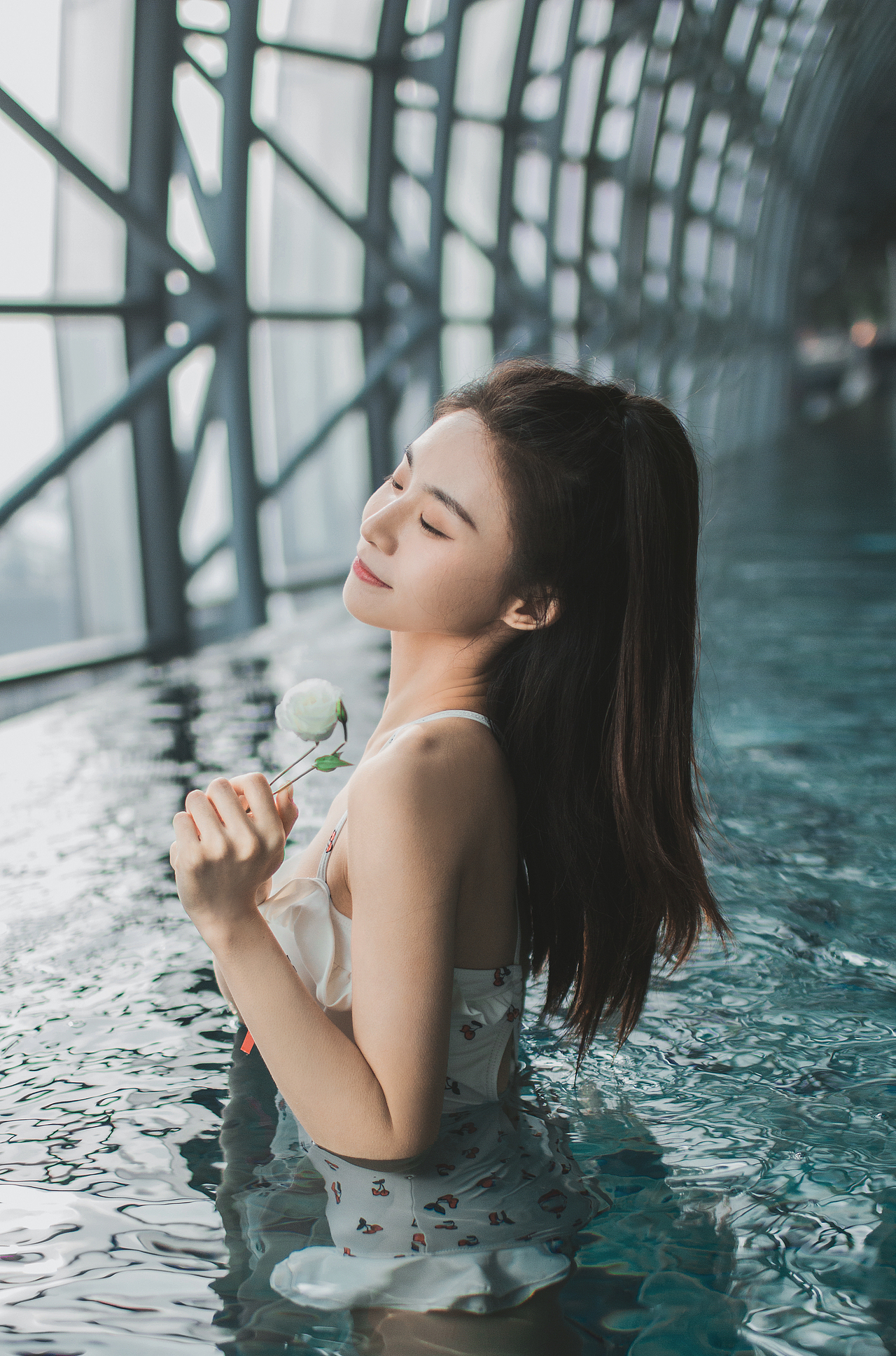 她很迷人，因为她擅长做自己