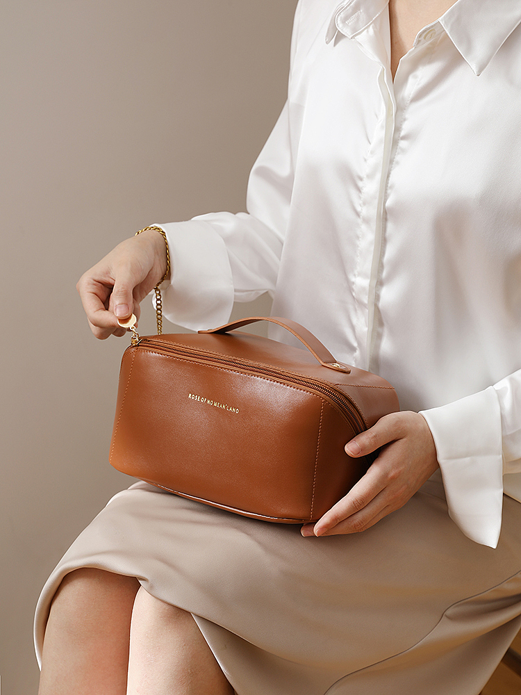 无人区ins化妆包 枕头包拍摄（图ZMzA5MzMwNzY4） - 产品摄影 - 站酷设计师程雨视觉传媒原创素材 - 站酷ZCOOL