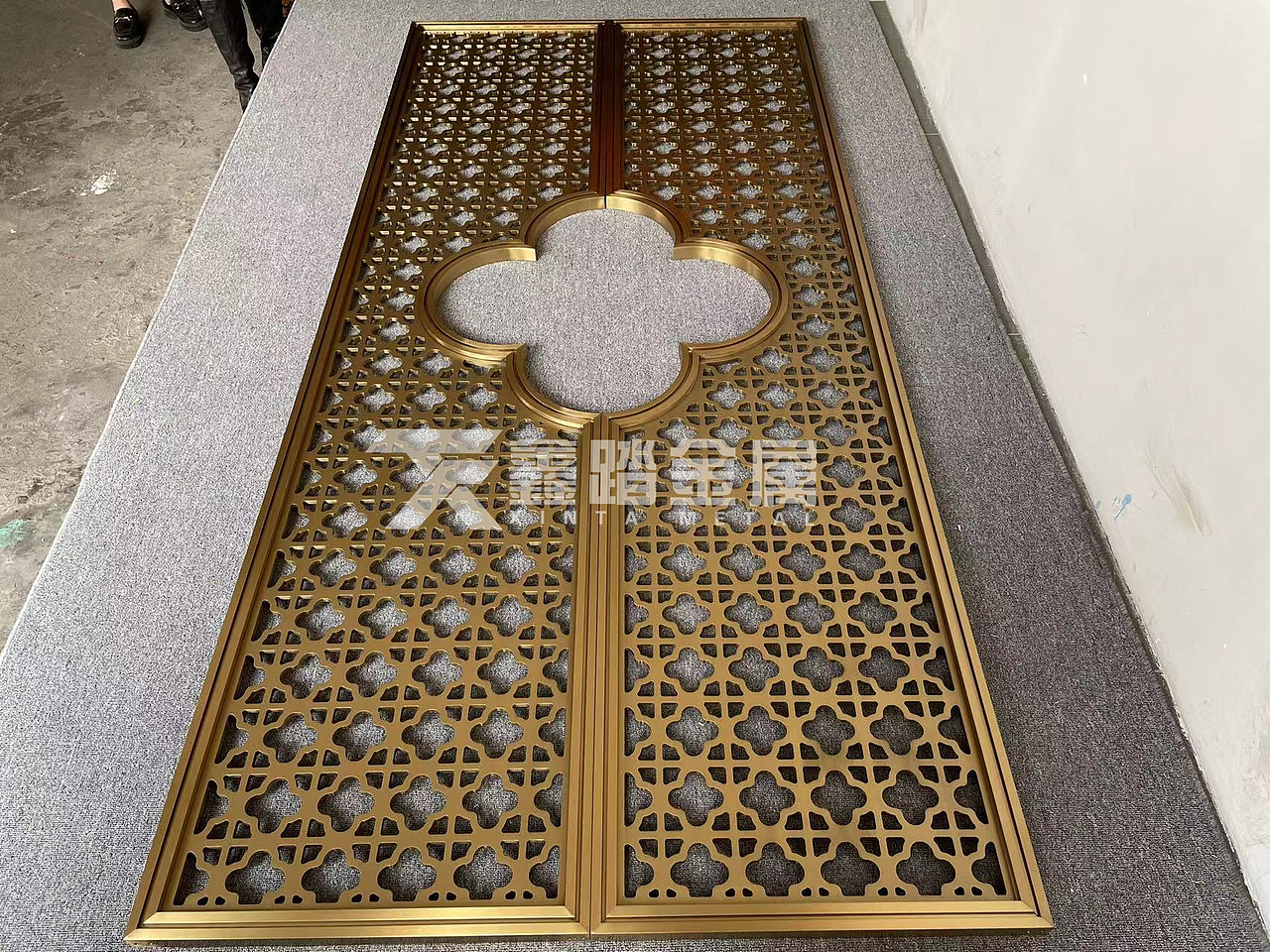 精雕铝艺镂空钛金屏风 酒店客厅铝板雕刻镂空梅花隔断