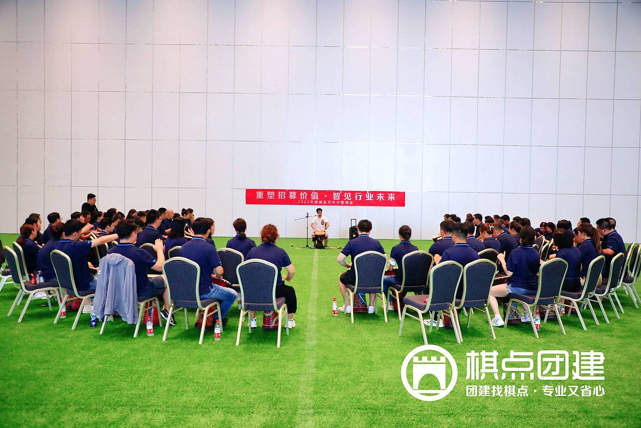 老师非洲鼓教学。