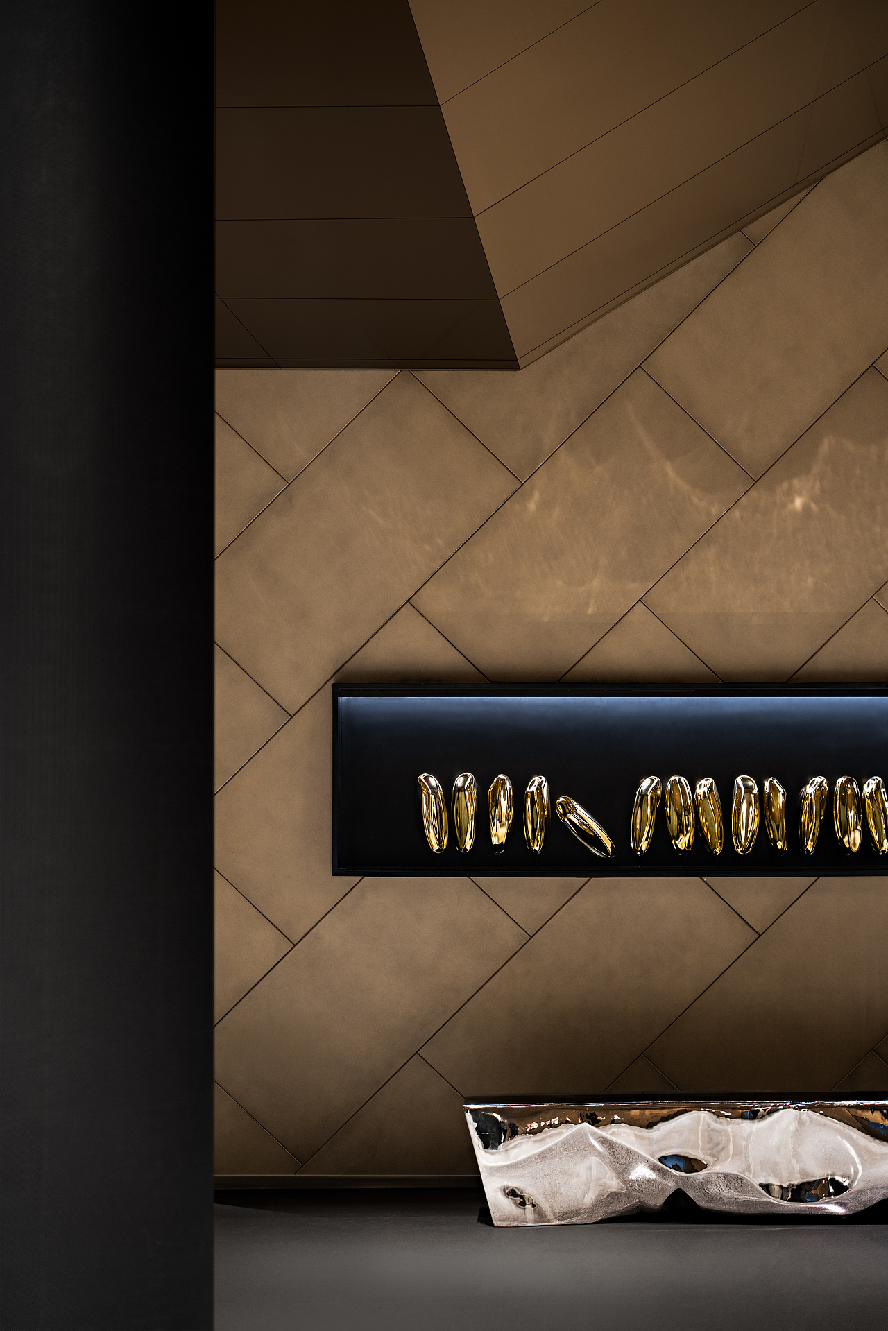 进入新城园林打开的门,时空陡然错叠拼贴,星辰倒挂触之可及,夜幕低垂,照耀着饱满的金色麦子。