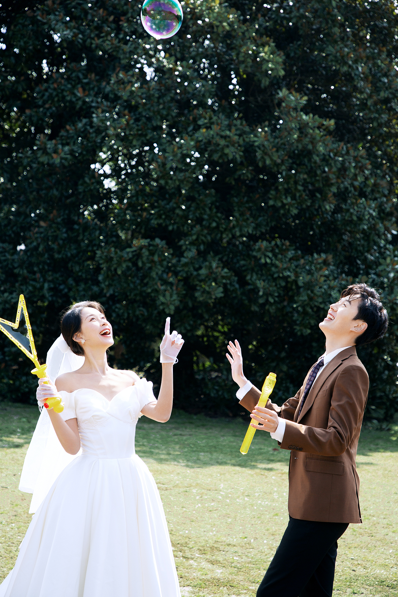 安利给备婚的小姐姐们,高级感电影风草坪婚纱照