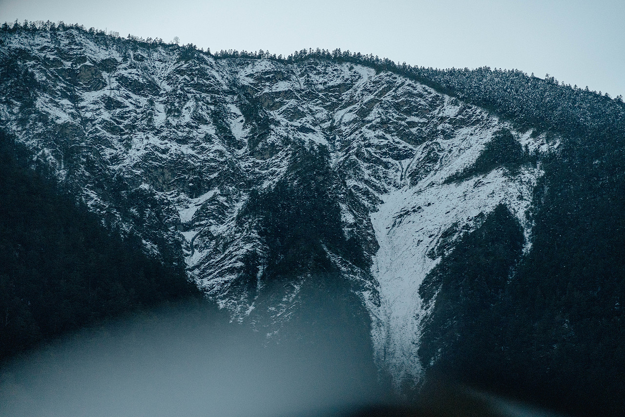 去的时候十里不同天 有雪山 森林 草原