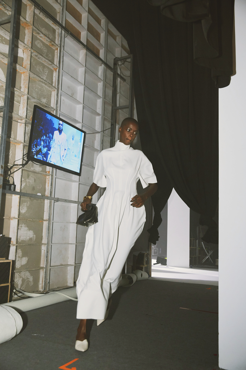 奔跑的后台 ｜IMM尹默 秀场后台花絮（图ZMzA2MjQ3OTQ0） - 人像摄影 - 站酷设计师摄影师UnaWong原创素材 - 站酷ZCOOL