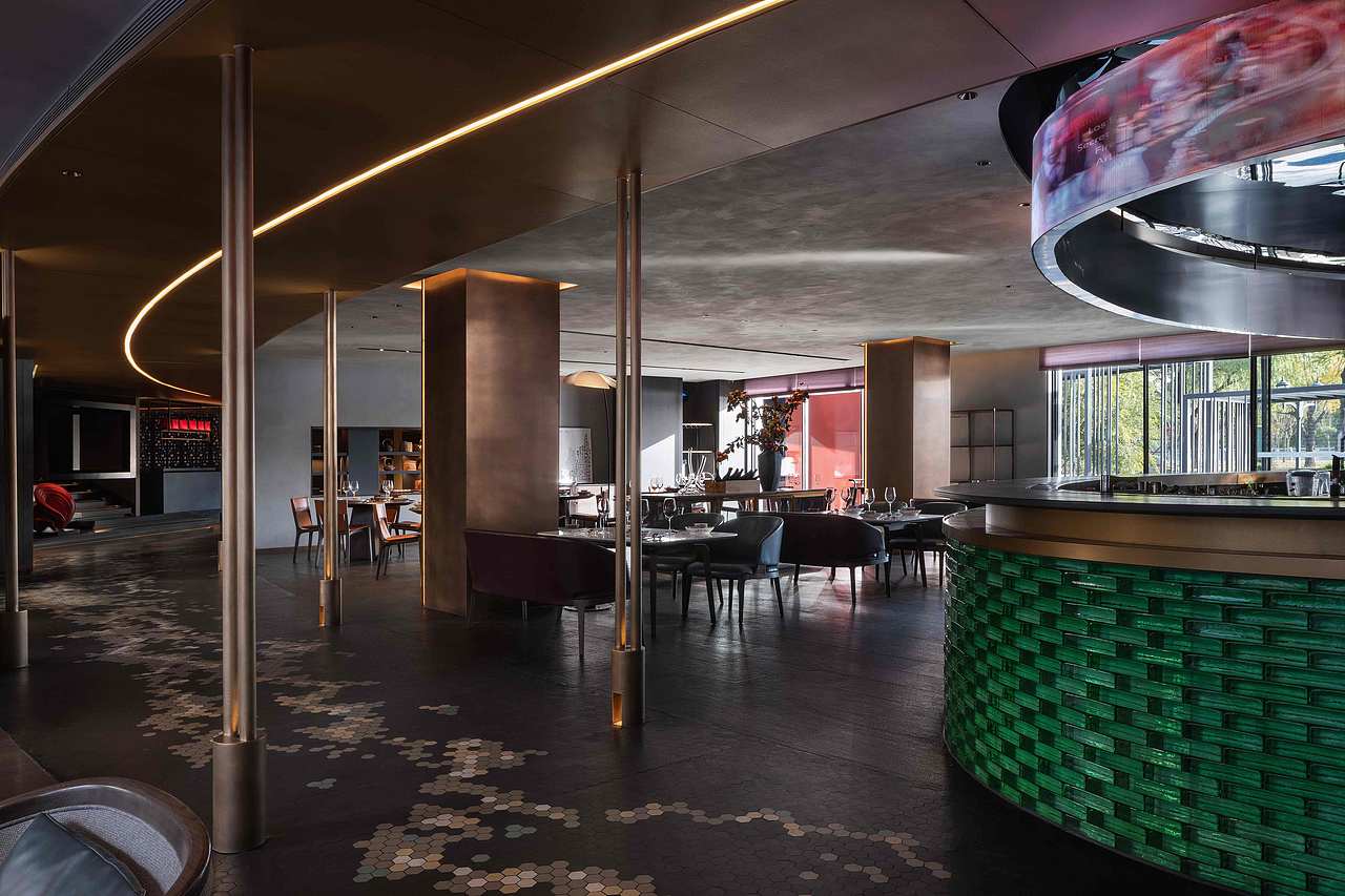 不破不立,设计师重建了部分结构,在宏大空间内设计了不同的层次。