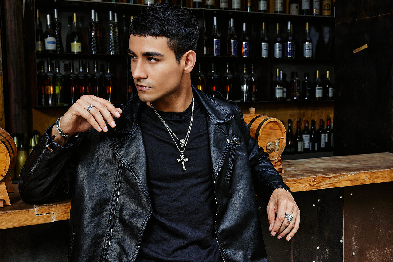 男士机车风饰品形象大片