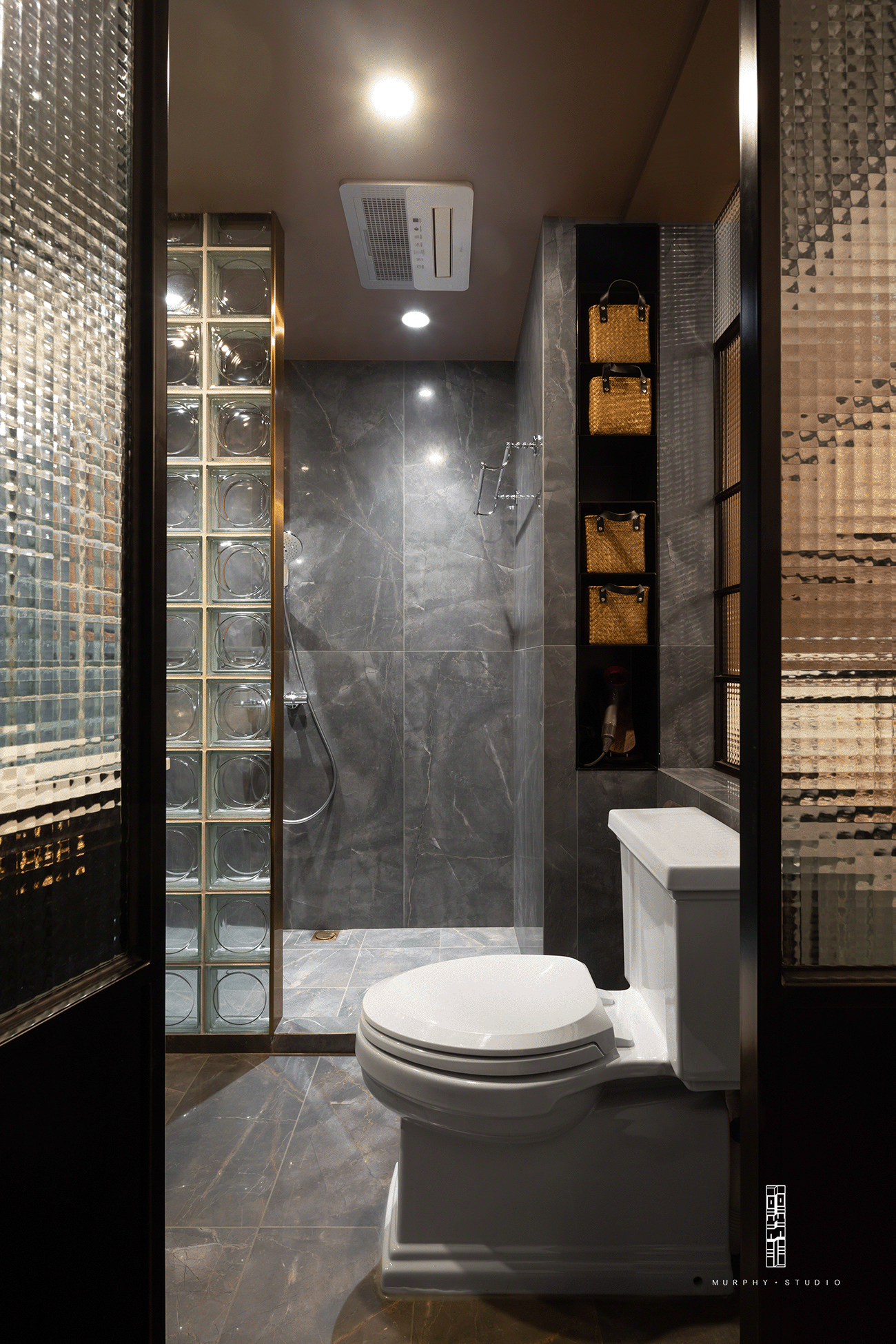 再看一下主卧的卫生间，四周被压花玻璃环绕，彰显空间的复古、精致、剔透。