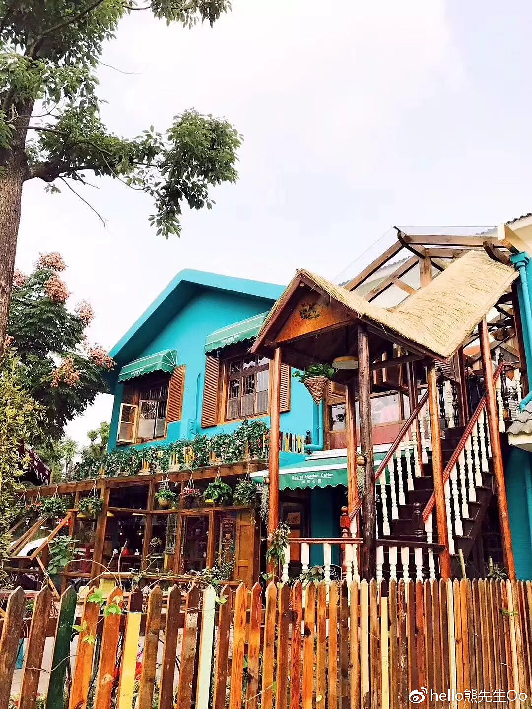 房屋的外墙进行了颜色的重新处理——顶部造型的增加,阳光房和新增的楼梯搭建,给消费者营造舒适慵懒的消费环境。