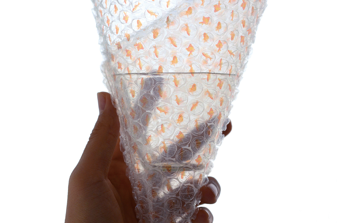 日本設計界不乏鬼點子,總能為平凡之物添上新玩意。這張宛如佈滿數枚剔透魚缸的氣泡紙,分別裝著橘紅金魚(還有隨機出現的黑色金魚),讓人想捏又不敢捏,深怕一時的癮,毀了眼前的可愛模樣!