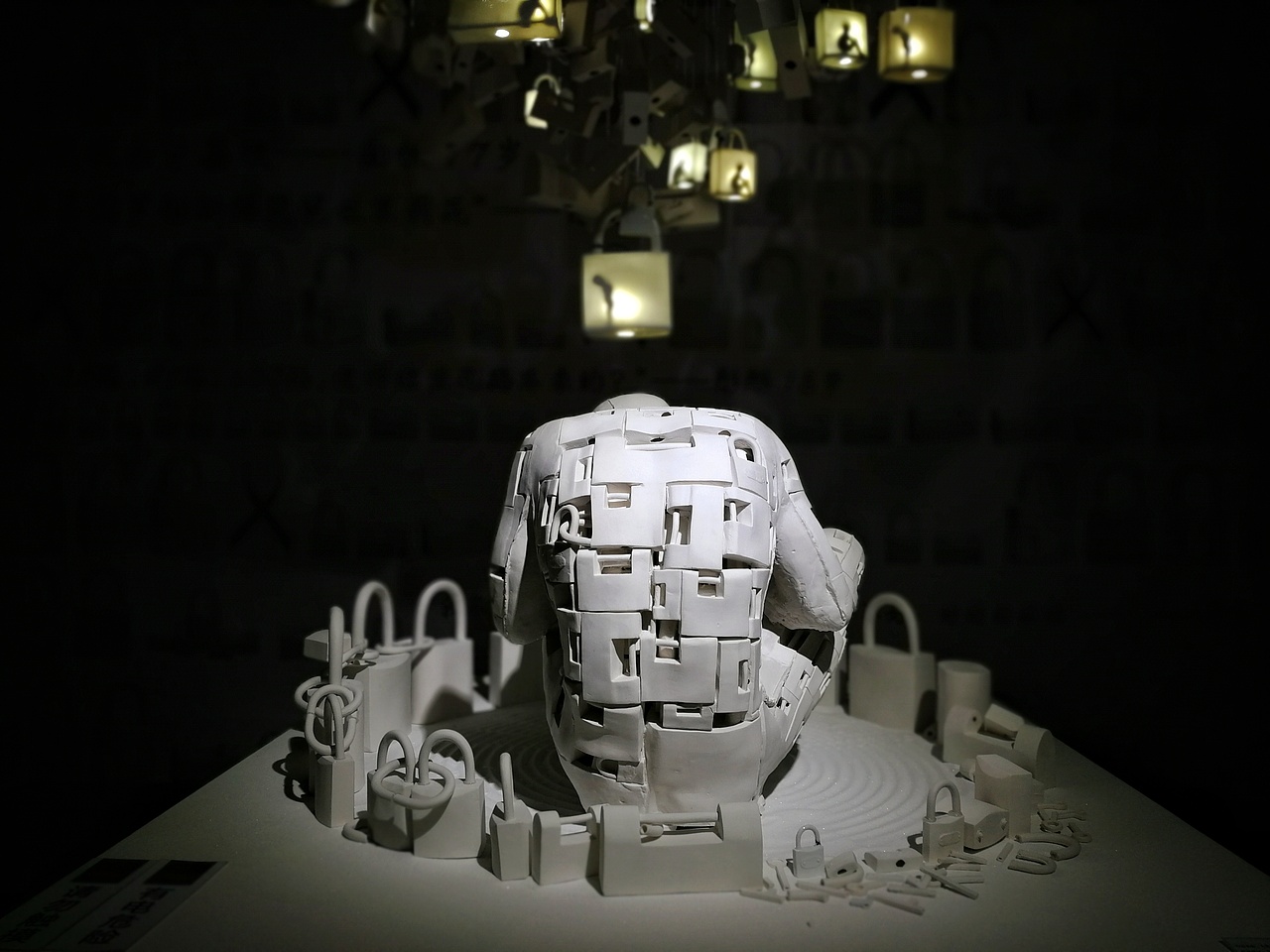 一个个用陶瓷制成的锁堆砌出孤独的身体