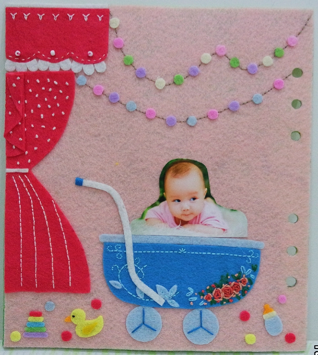 【四】百日照(1)——Winter的公主房。
照片是Winter的百日照。<br>正中的是一辆绣了玫瑰花的公主婴儿车,绣着精致的玫瑰花,花边上还有小叶子,再配有一些细致的花边…<br>在左边的公主蚊帐也一样是有一点简单刺绣。在婴儿车下有一些精致的小玩具,都是手剪出来的,从积木到小鸭子再到小奶瓶,都是很小件的物件。<br>