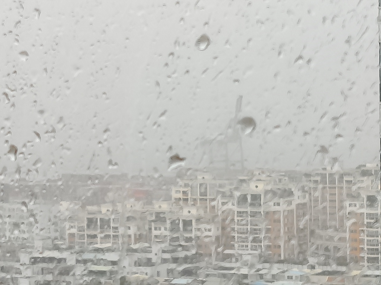 淹没在雨中的港口机器