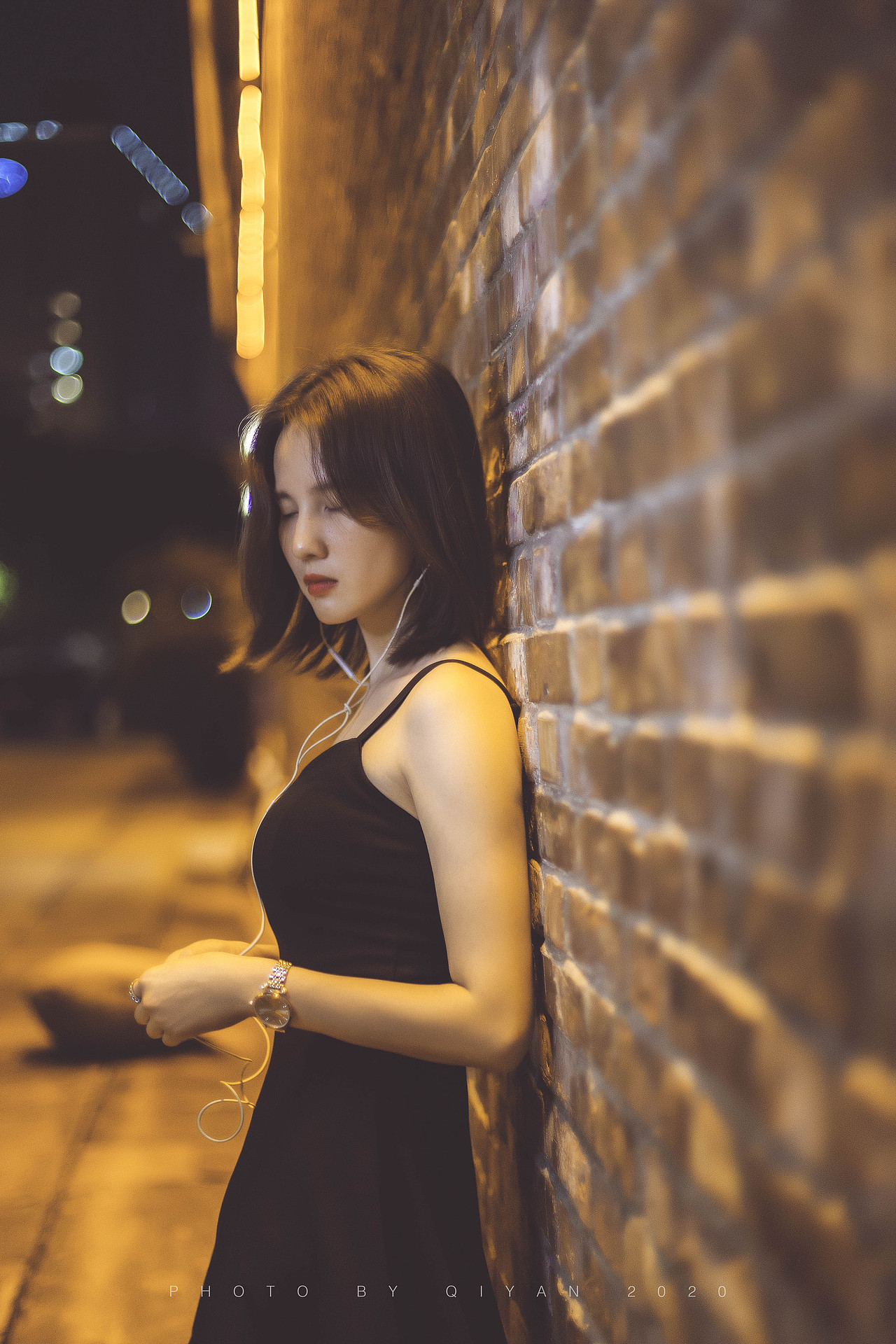 昏黄的街灯的女子（图ZMjI0ODI5MDY0） - 人像摄影 - 站酷设计师Qiyan启言原创素材 - 站酷ZCOOL