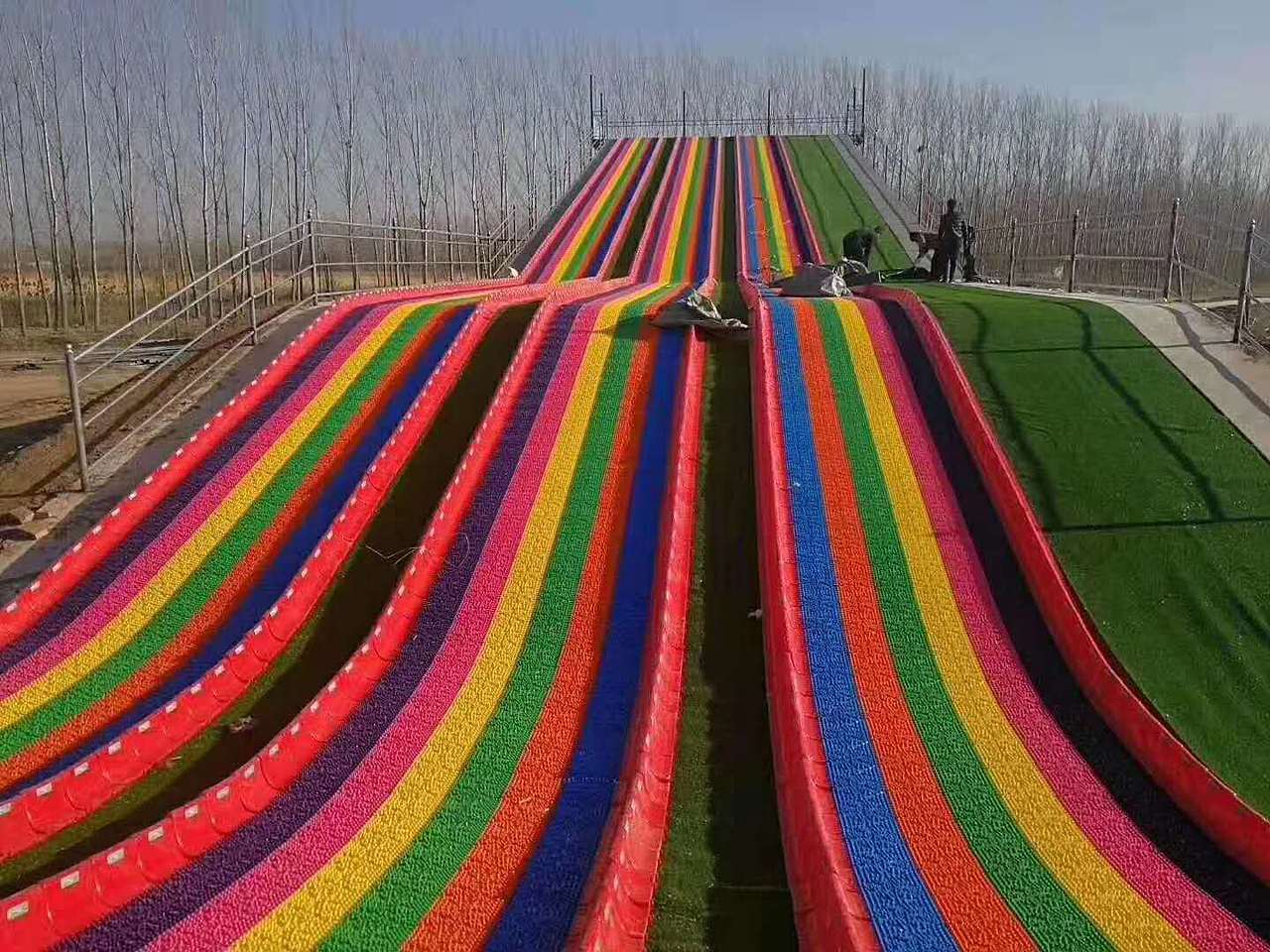 网红七彩滑道一个神奇满是彩虹的滑道出租租赁
