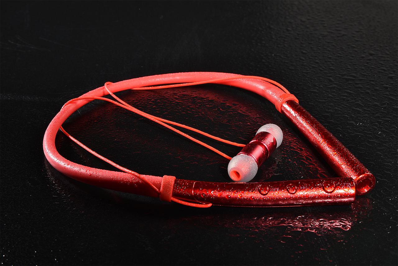 运动蓝牙耳机实拍高点击水珠摄影图（图ZMTg1NDIwMTUy） - 产品摄影 - 站酷设计师狸猫视觉原创素材 - 站酷ZCOOL