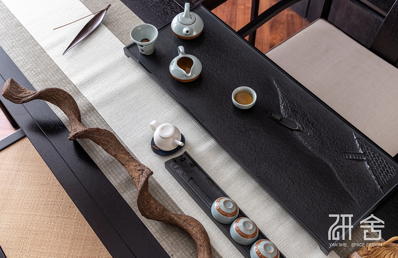 茶室空间的壁柜，不仅是储物收纳空间
茶壶、茶叶、茶具置于其间，闲暇之余，抚琴，品茶<br>一杯、一壶，从细节之处展示业主的禅意人生态度——非宁静无以致远<br>静下来，才能细品瞻远生活