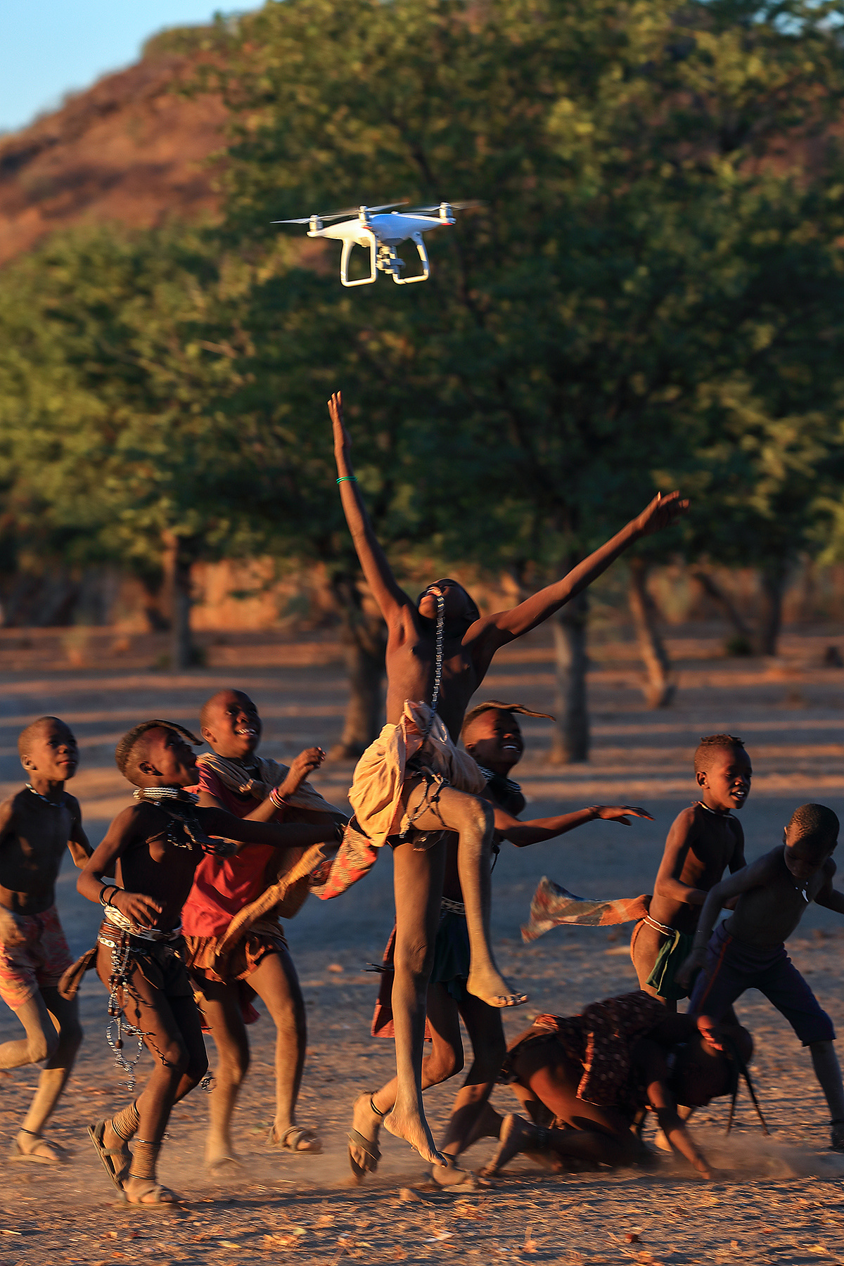 世界最原始也是即将消失的部落"辛巴族"小孩与现代尖端科技的故事