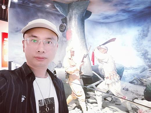 看抗战故事展览，杨大侠杨科受震撼受教育励志作贡献