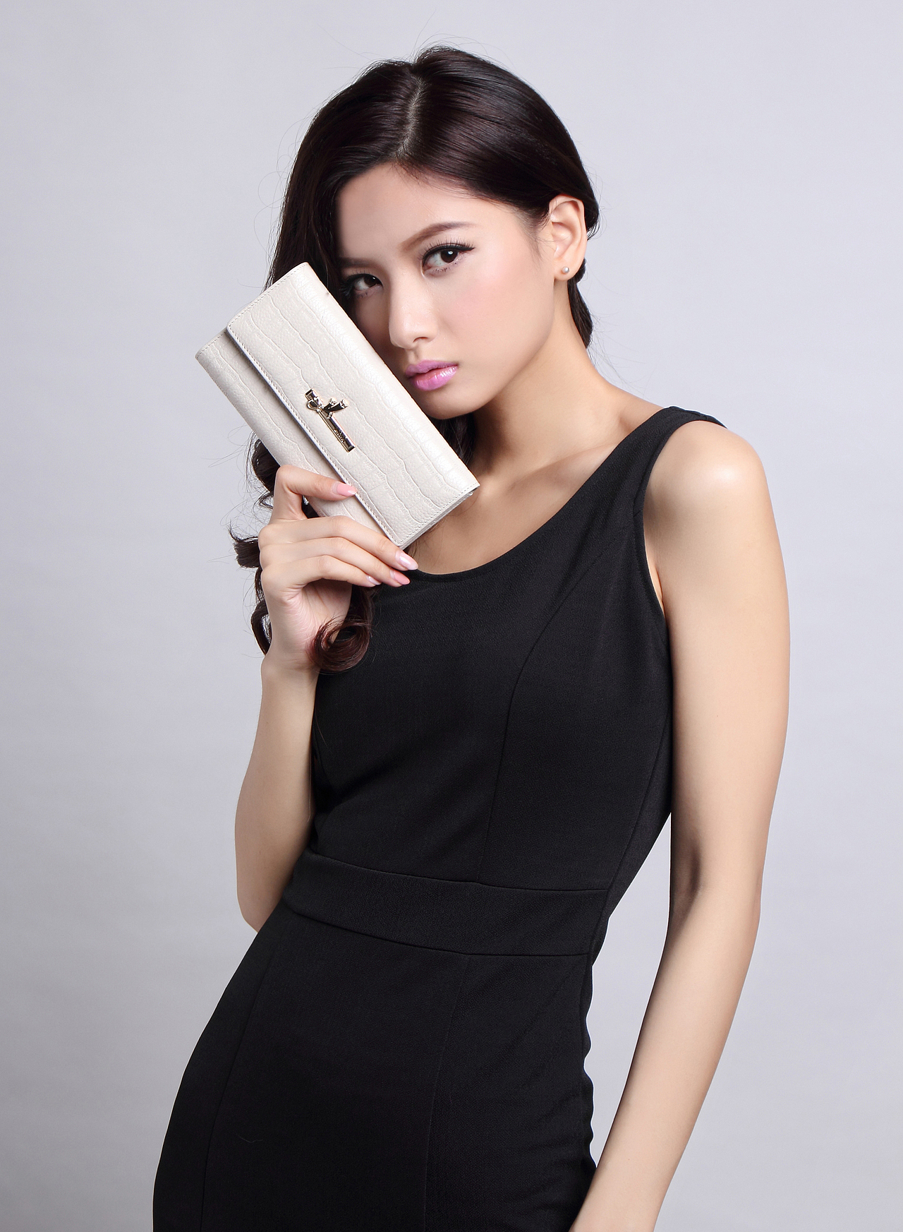 女手包钱真皮包模特拍照 广州皮具摄影 淘宝包包模特拍照（图ZNTc2Mjc2NDQ=） - 产品摄影 - 站酷设计师广州古斯广告原创素材 - 站酷ZCOOL