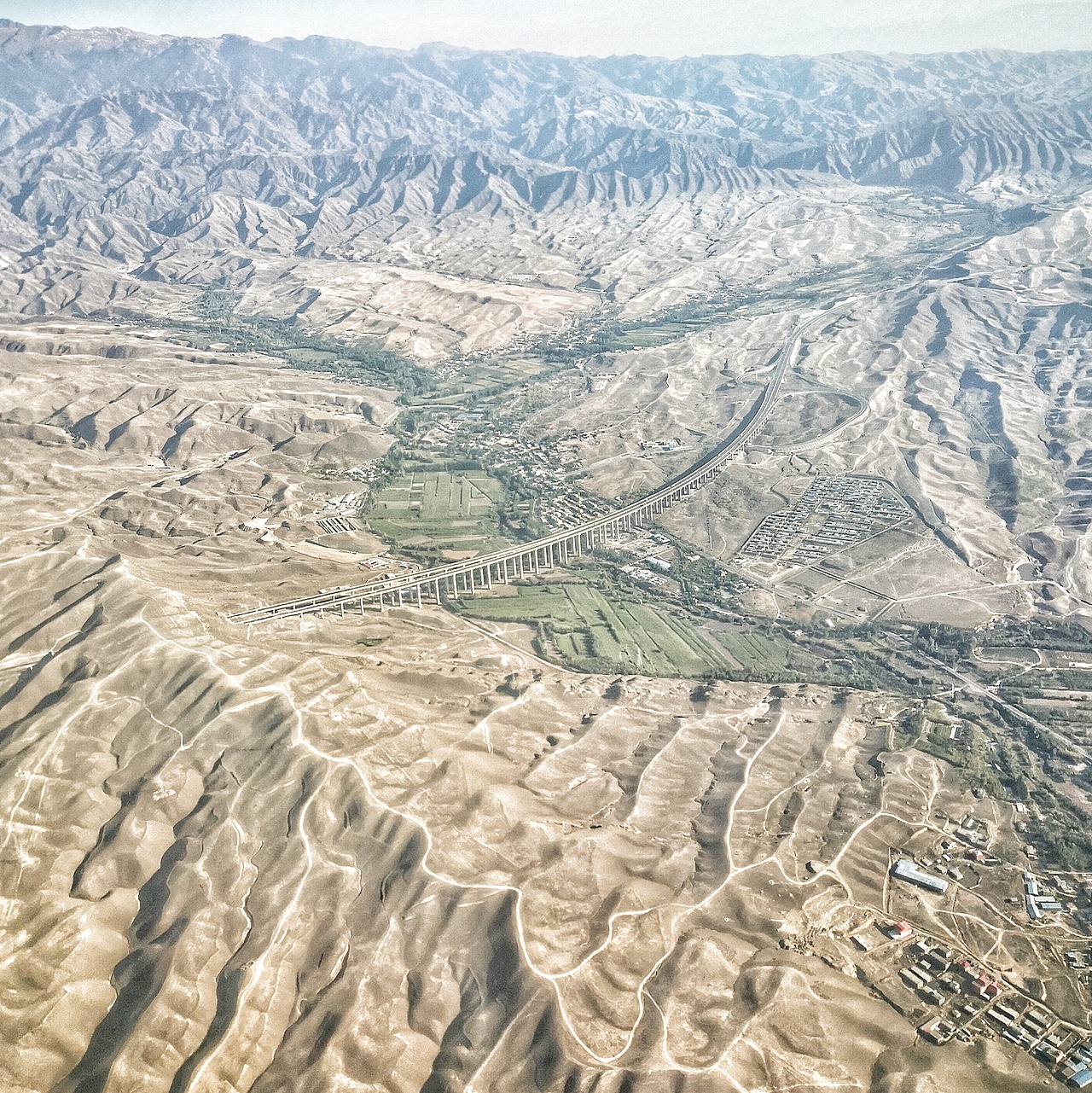 悬窗外的新疆天山和乌鲁木齐市