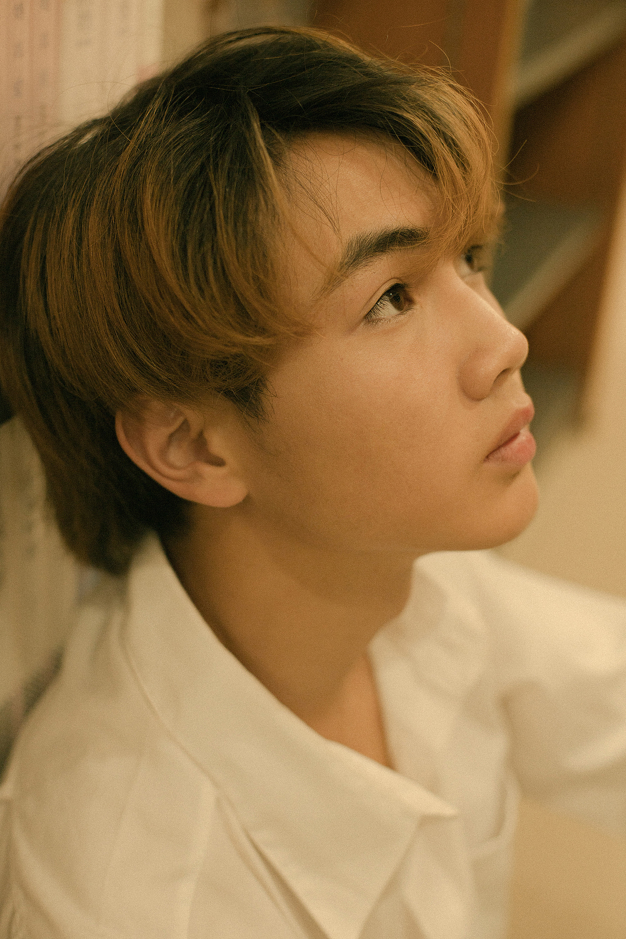 夏日凉风拂书案,白纸皆飞散。