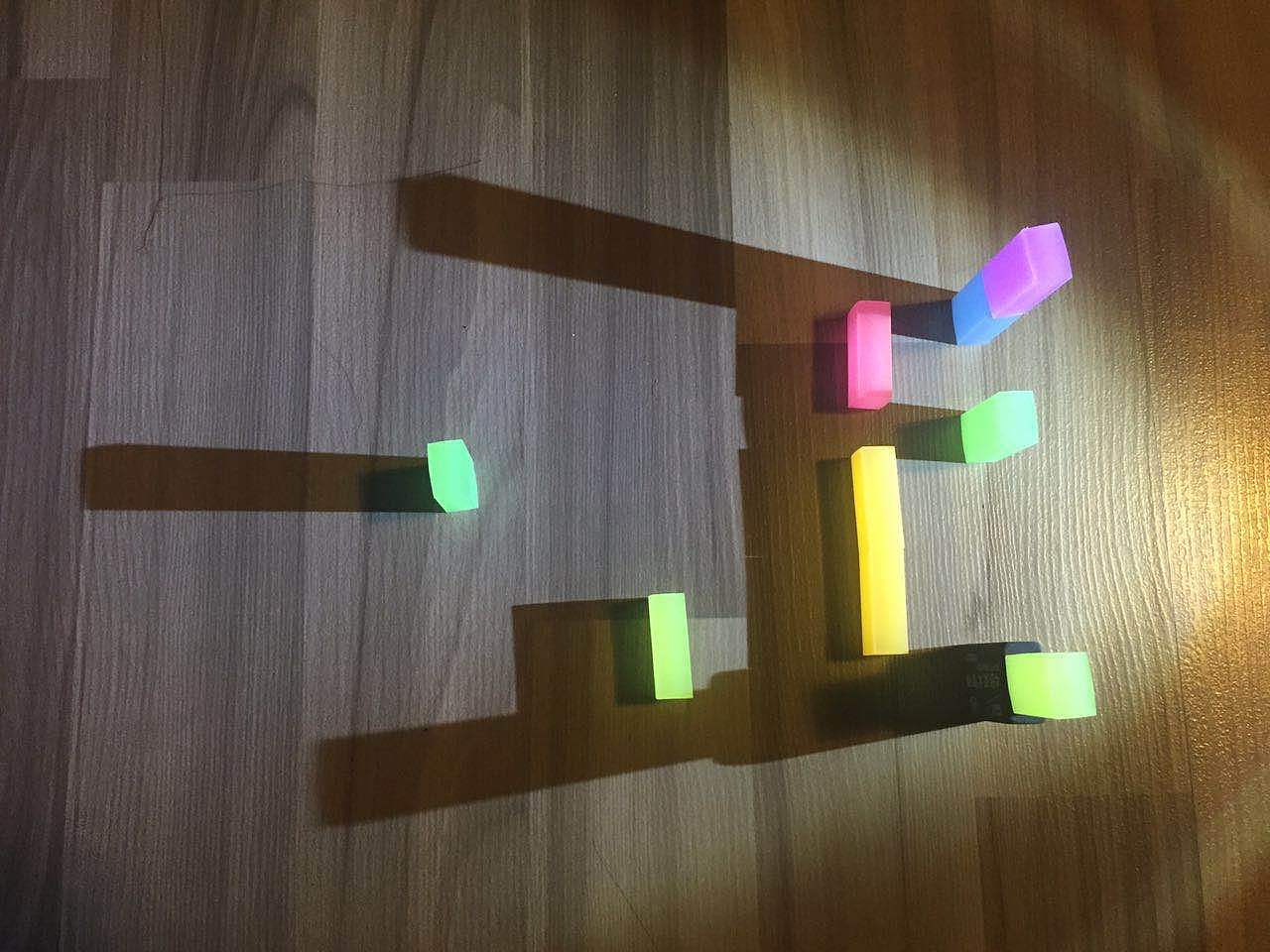 这是《光的脚印》1.0 版本. 之后用白橡皮,白背景,是不是高级很多?