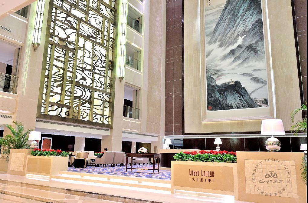 酒店大堂,主题墙就是“多宝阁”