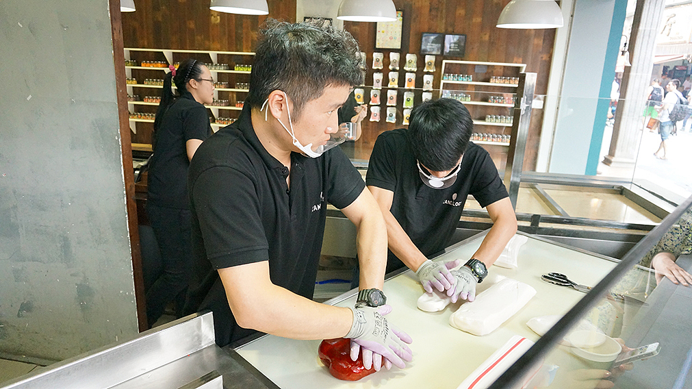 这俩帅哥是做糖的,做粗来的小小的糖果很可爱 ,怎么没拍糖果?我只能说,我厚颜无耻的试吃了一颗之后就跑了。。。