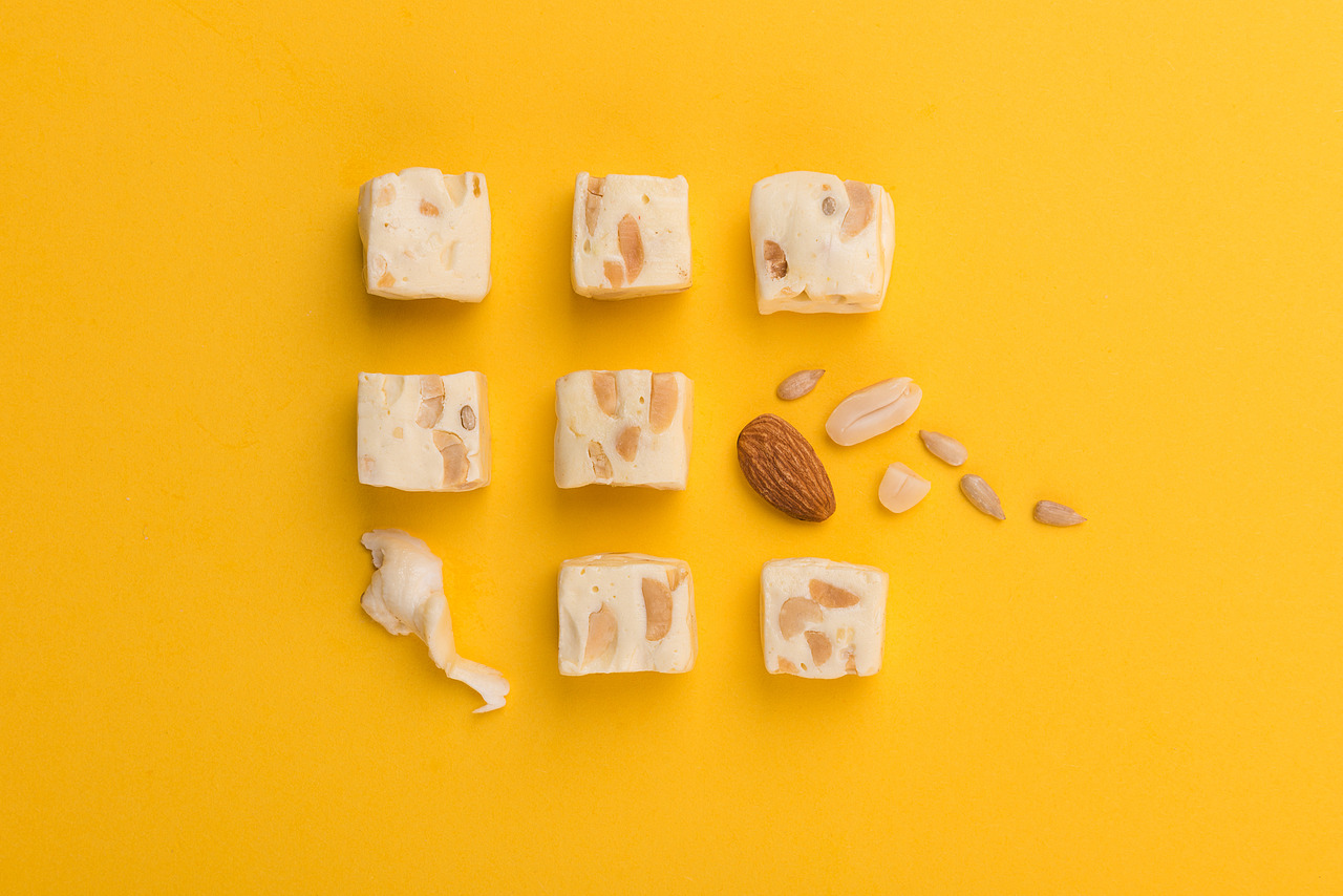 一个人的好天气的牛轧糖产品静物摄影