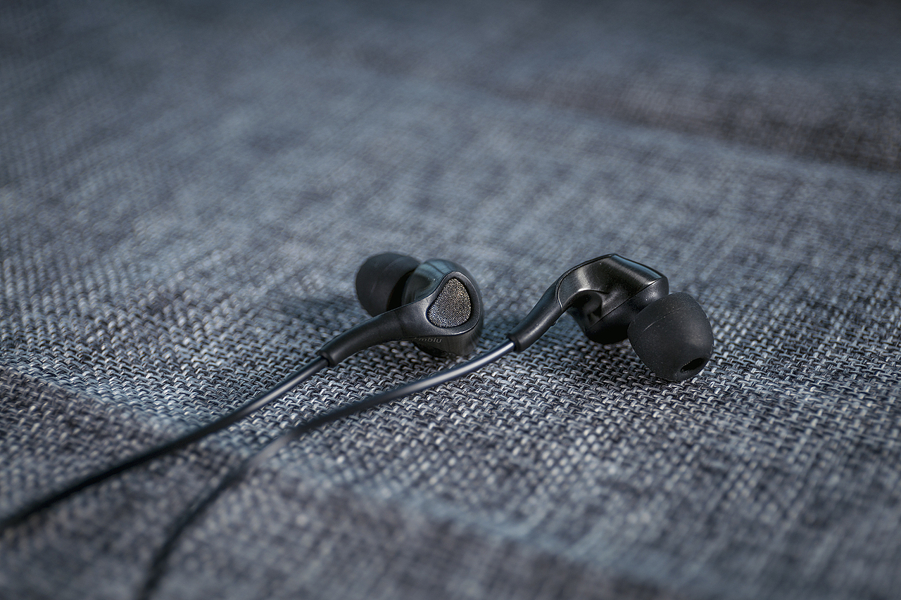 魅蓝FLOWBASS三单元耳机精美暗调图赏