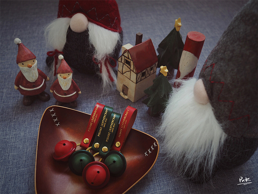 皮侠客pxk-圣诞风情侣皮铃铛钥匙扣 牛皮烫金挂件 手工（图ZMTAwMjI1MDU2） - 工艺品设计 - 站酷设计师皮侠客pxk原创素材 - 站酷ZCOOL