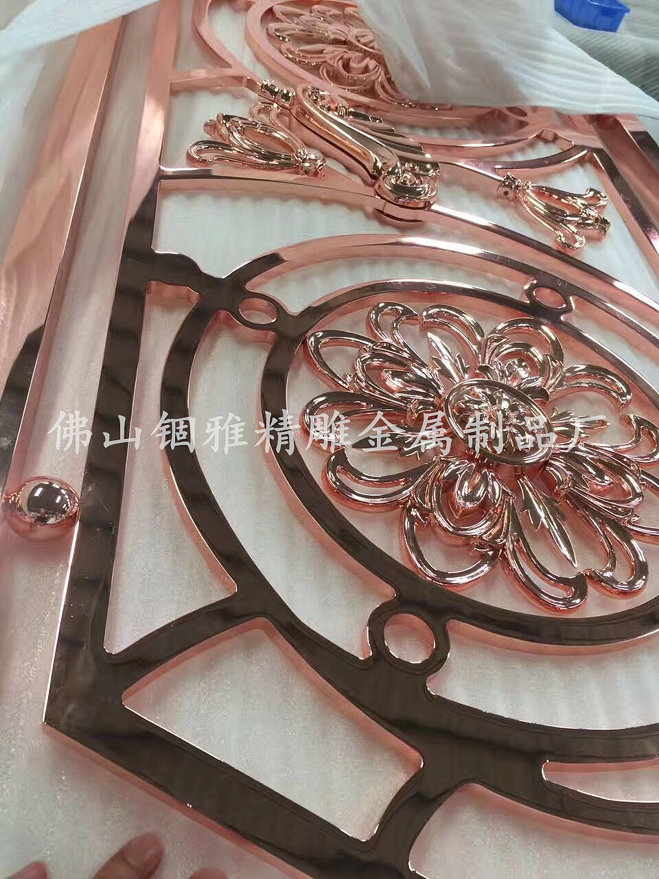 今年流行别墅楼梯护栏装饰镜面玫瑰金郁金花款式铝雕花