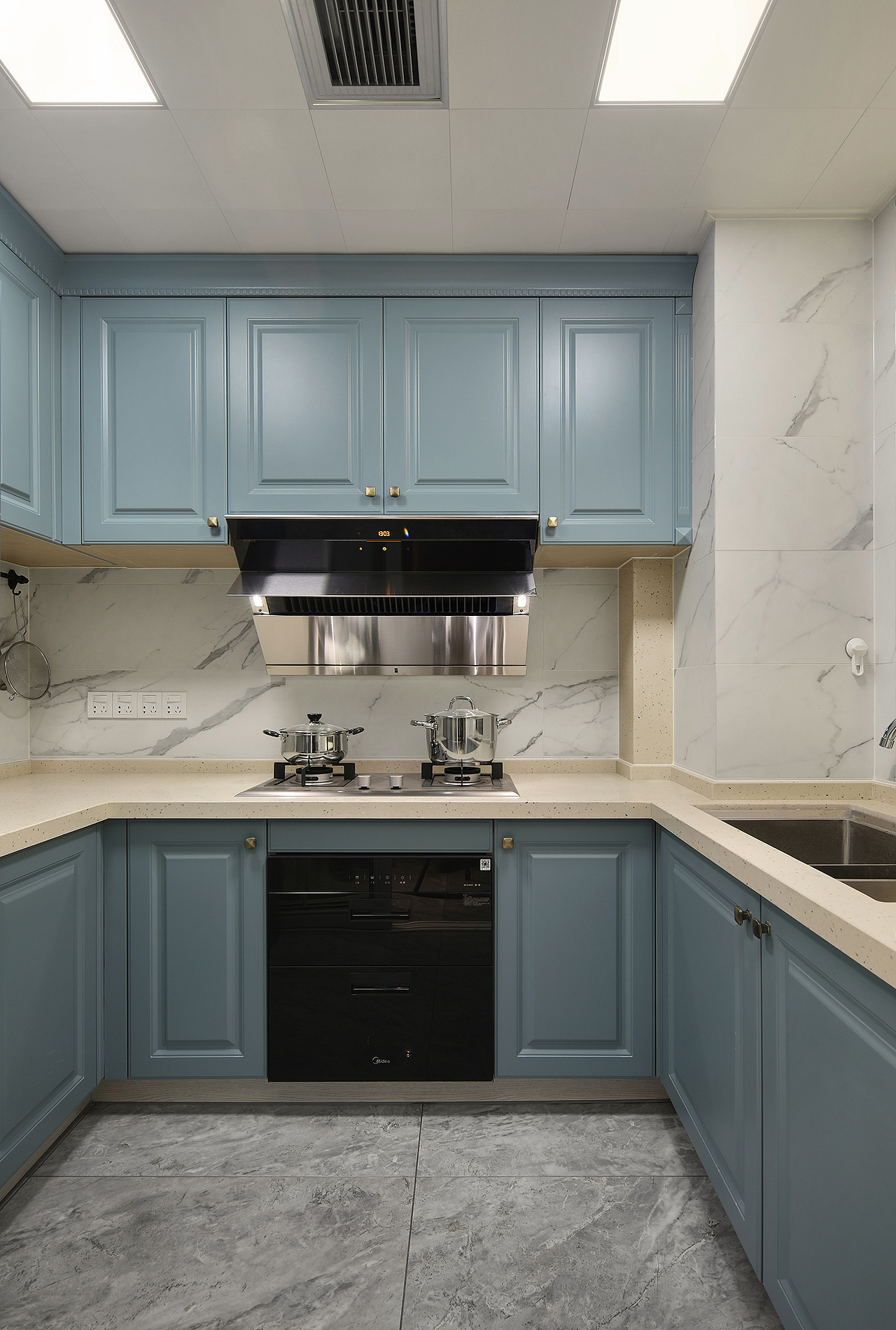 厨房选用了纯净质感爵士白石材配上蓝灰橱柜,大气又高雅.