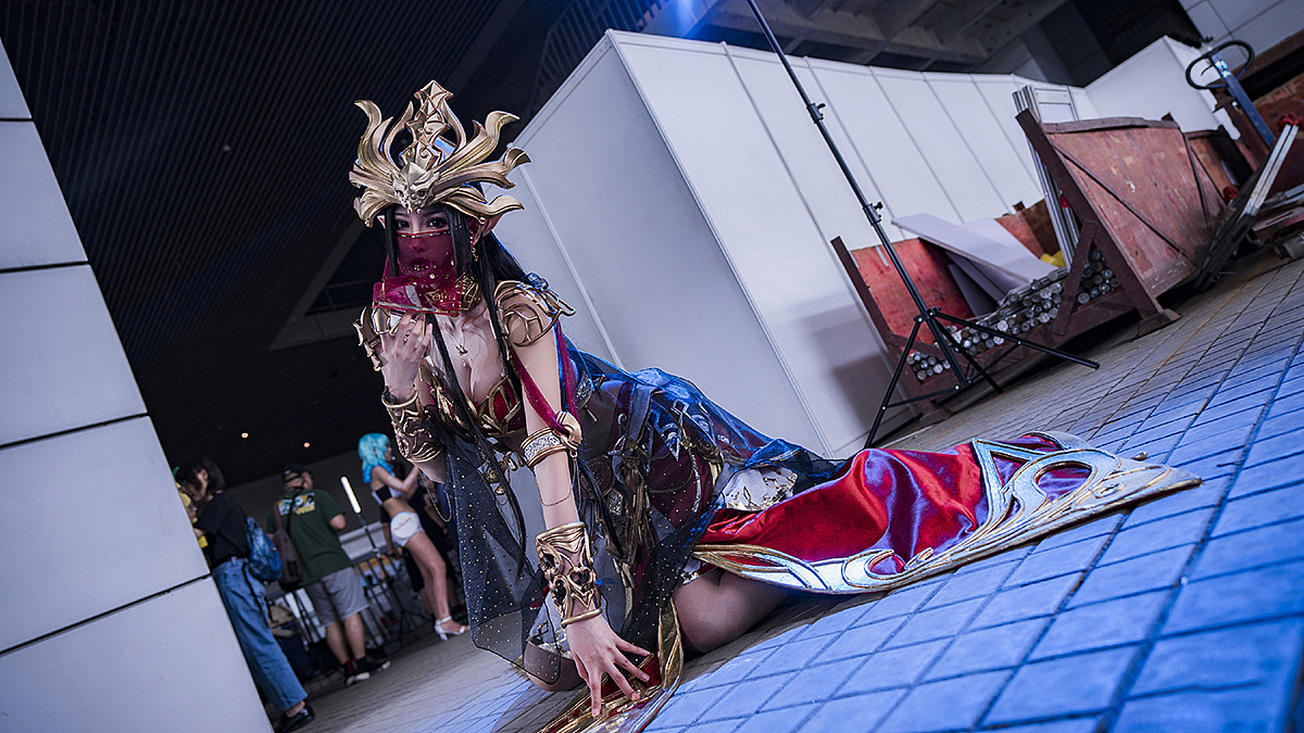 最美美杜莎女王cos抱走抱走