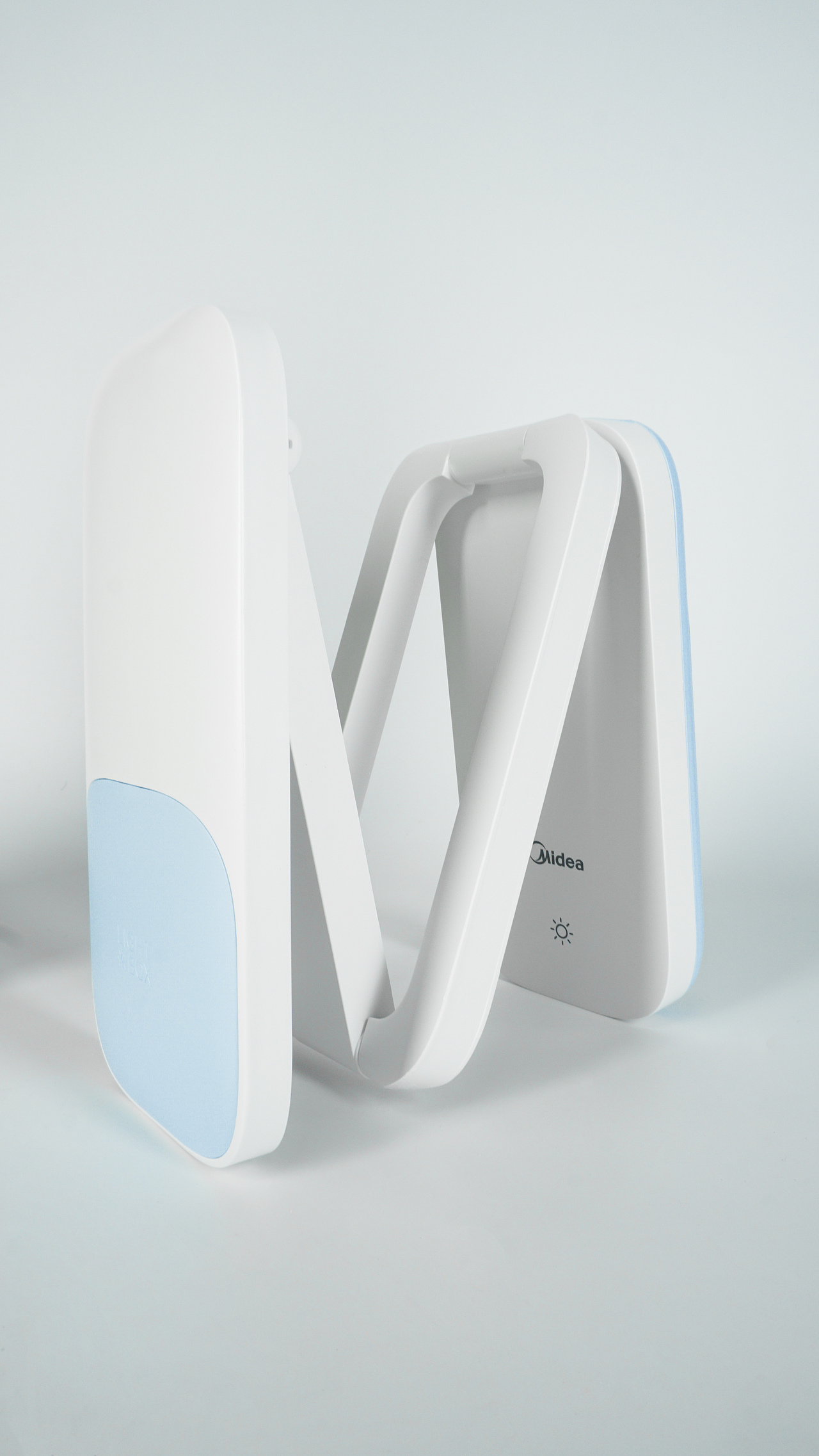 这款台灯采用了折叠式设计,使其便于携带和存放。同时,它配备了LED光源和PVC材质的灯罩,既环保又耐用。