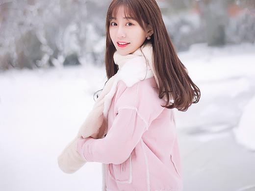 她踏雪而来