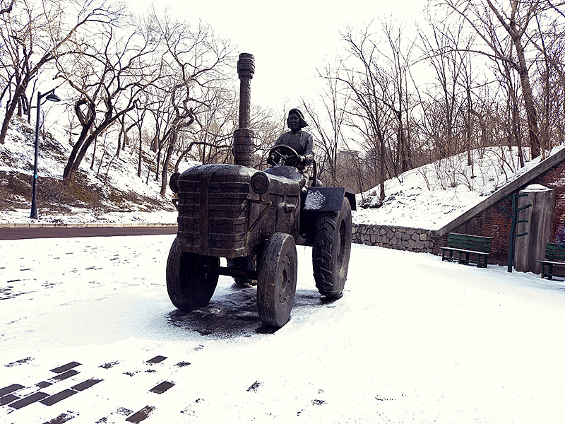梁军雕塑女铁牛驾驶员人民币背景图案原型