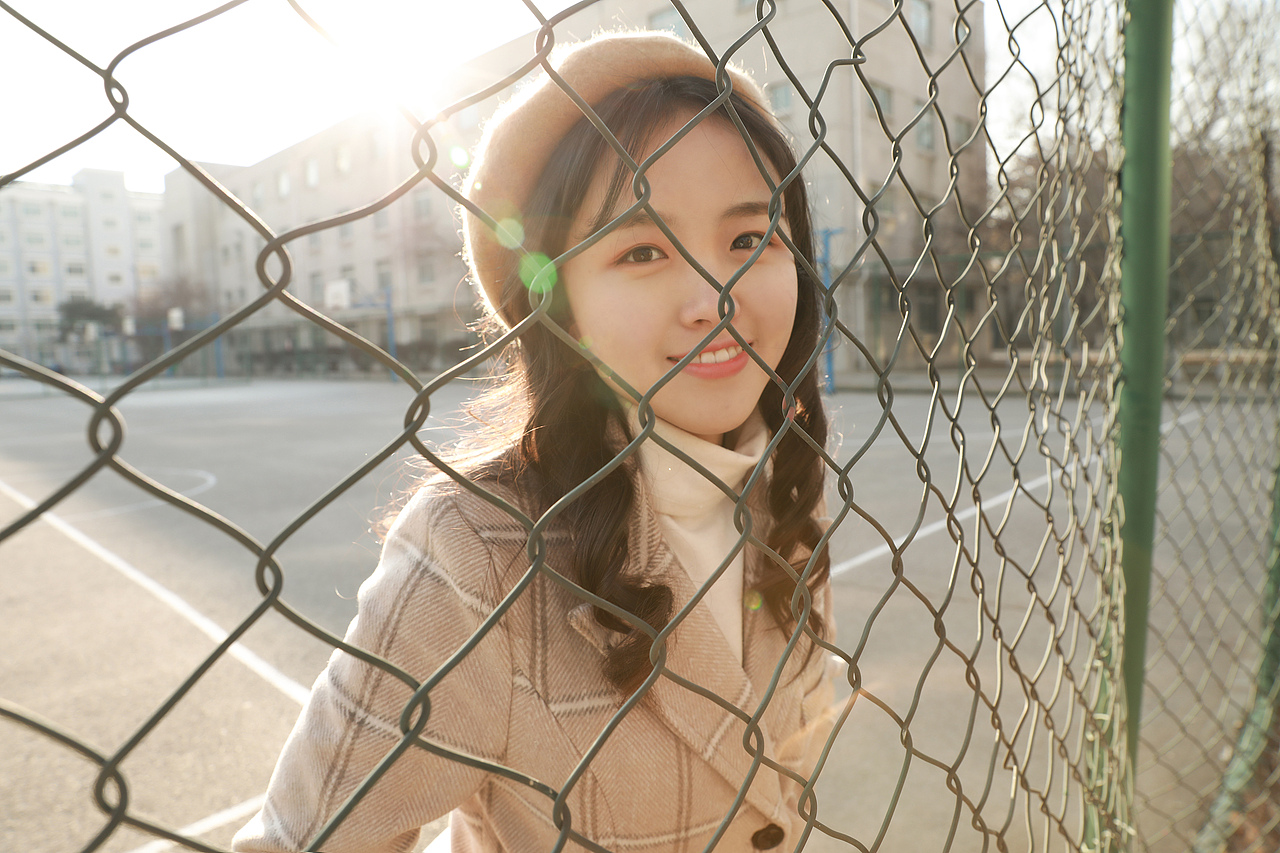 秋季校园少女冬日暖阳