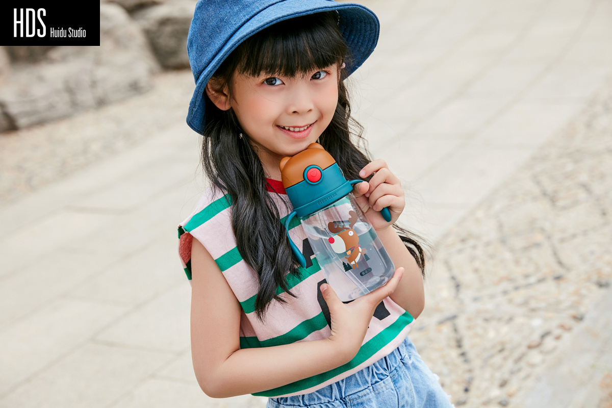 儿童水壶女孩模特外景拍摄