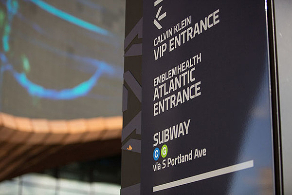 奋发设计分享纽约巴克莱中心球馆导向标识系统设计